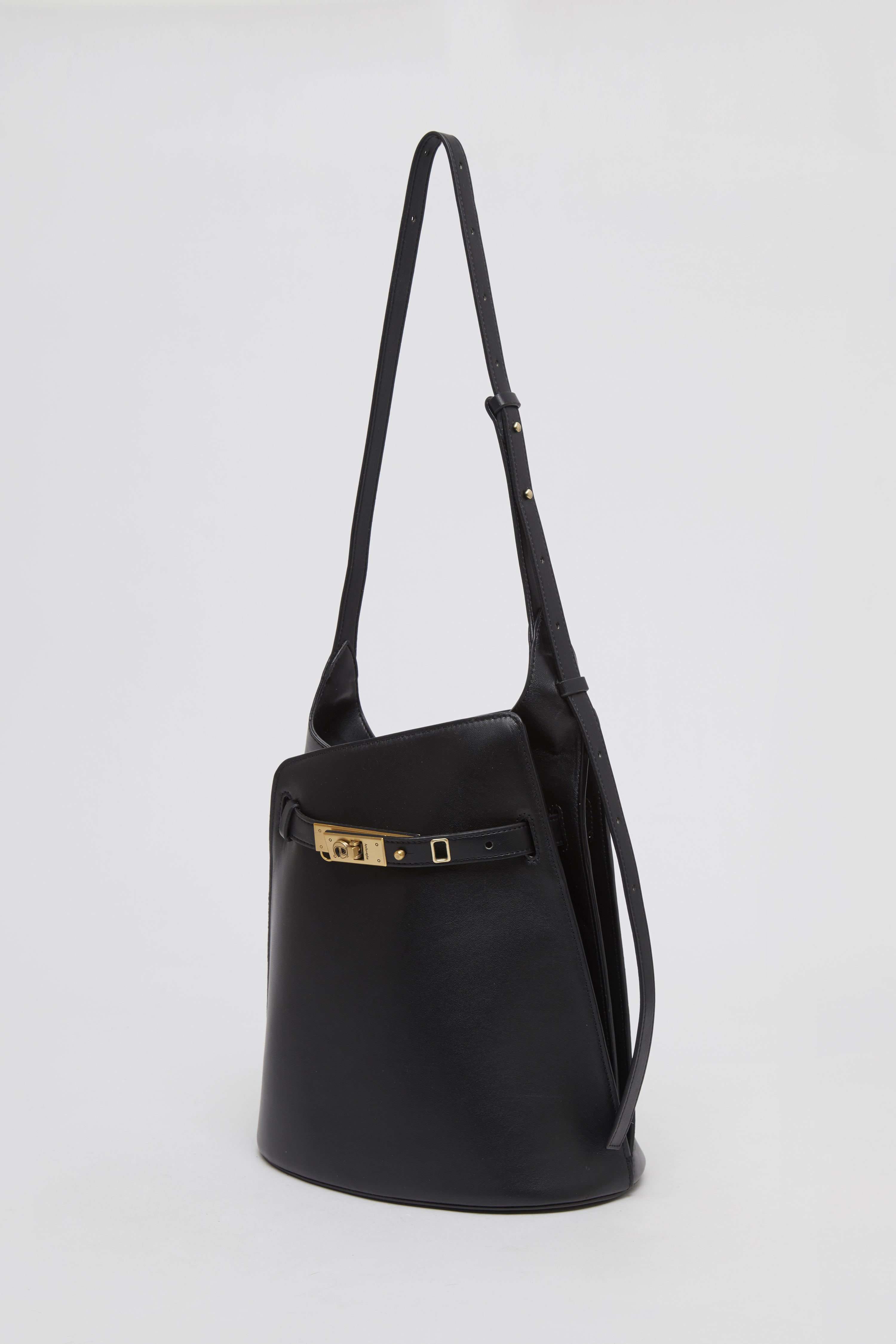 Clip bucket bag