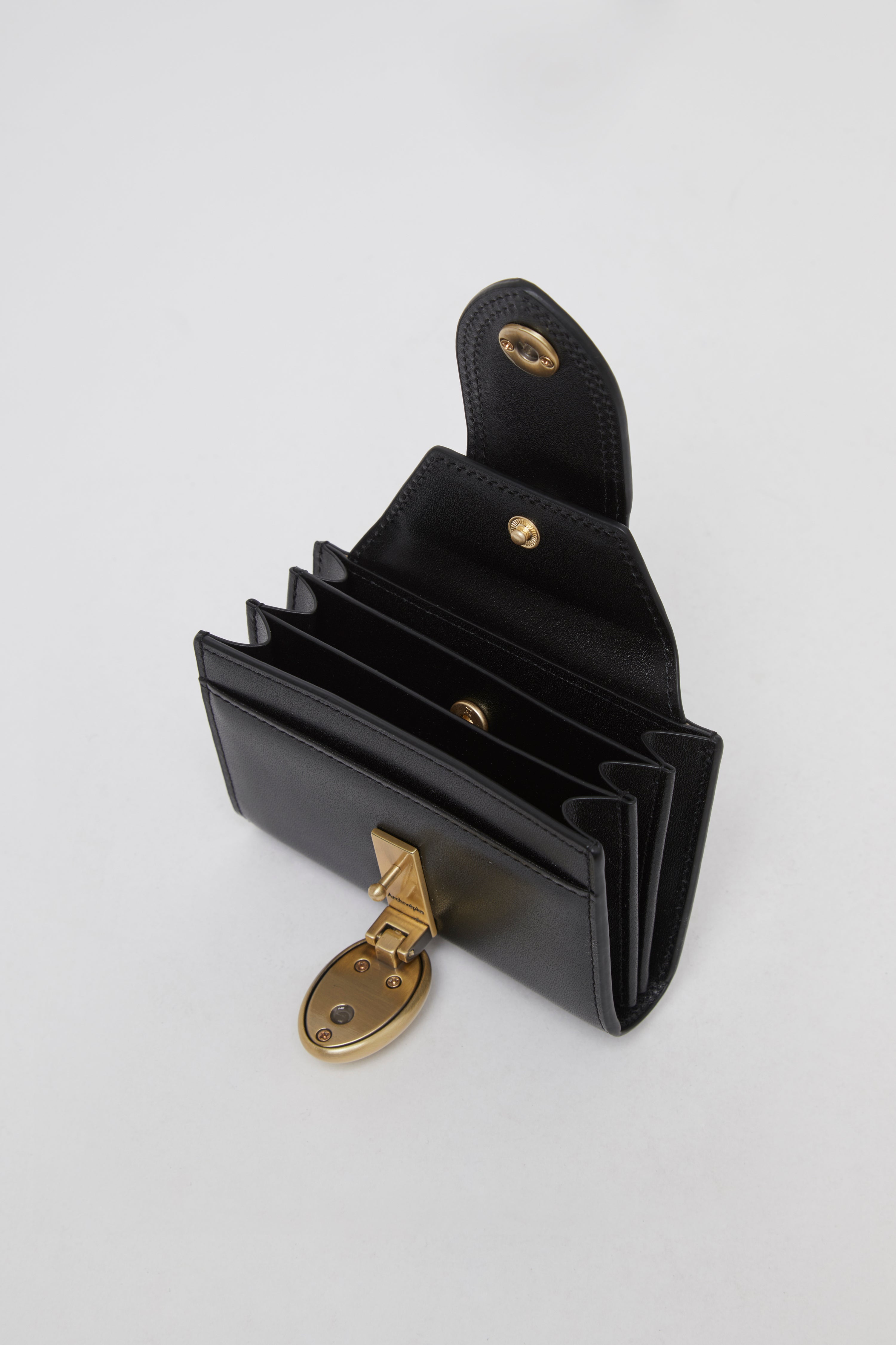 Egg lock wallet