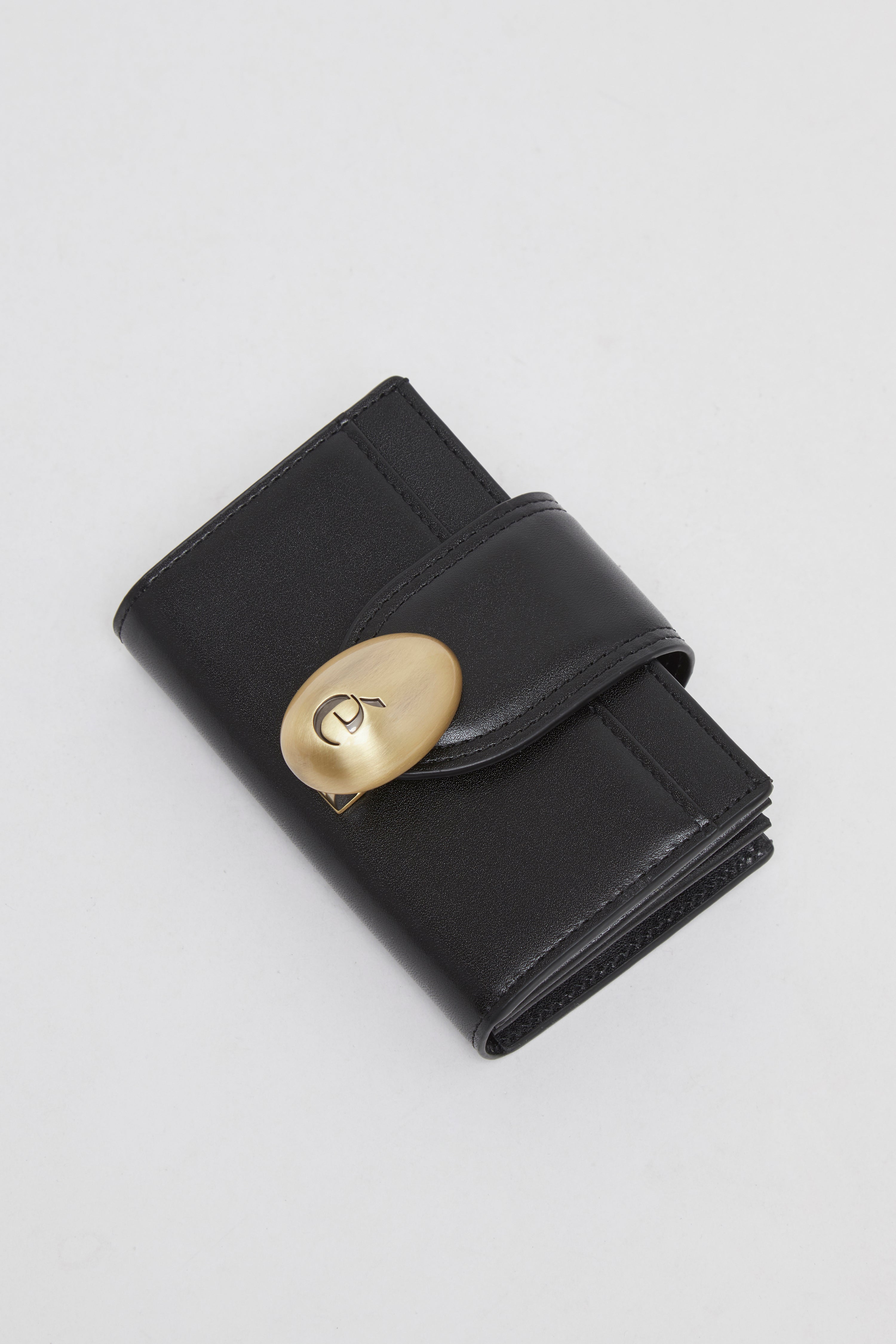 Egg lock wallet