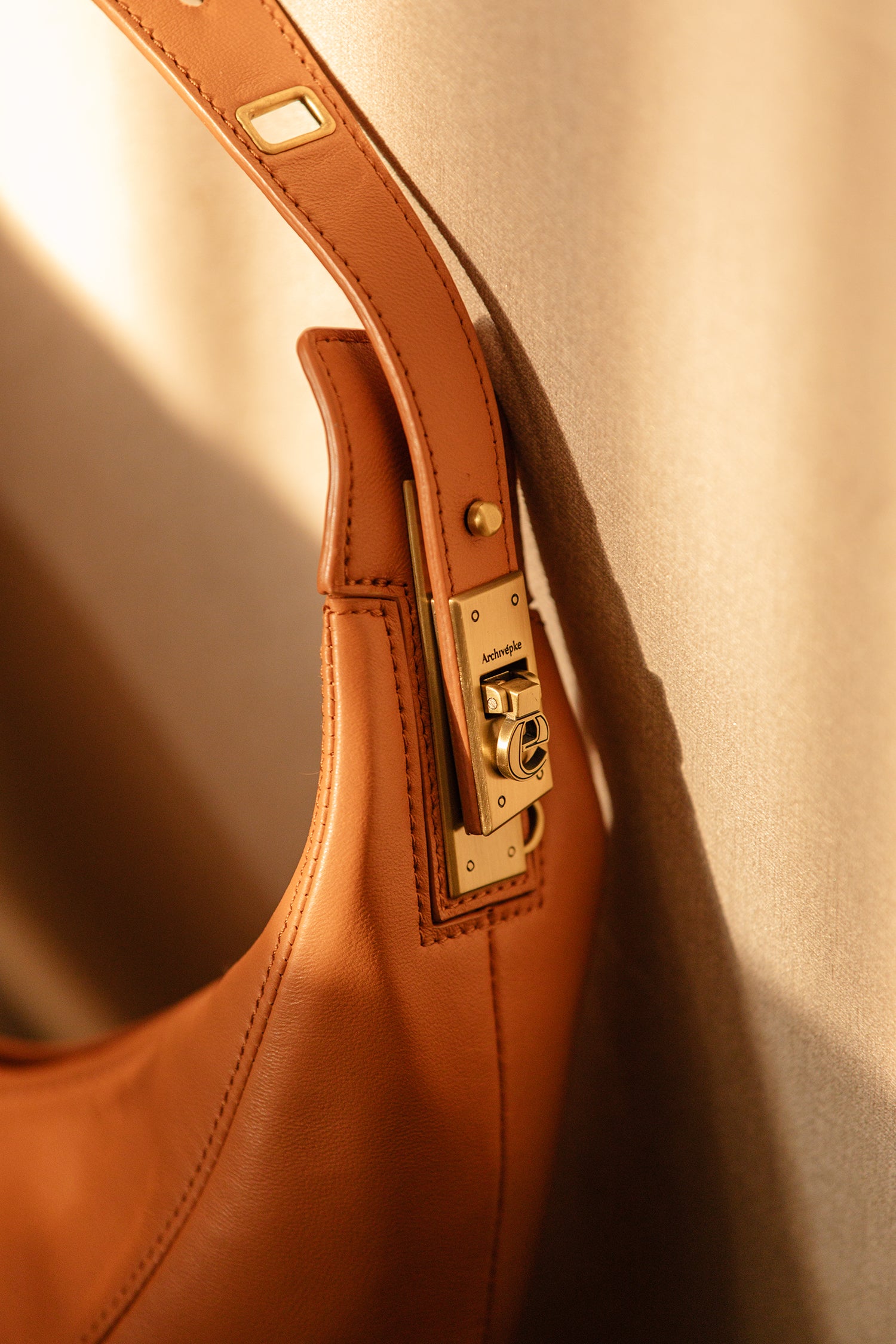 Clip hobo bag