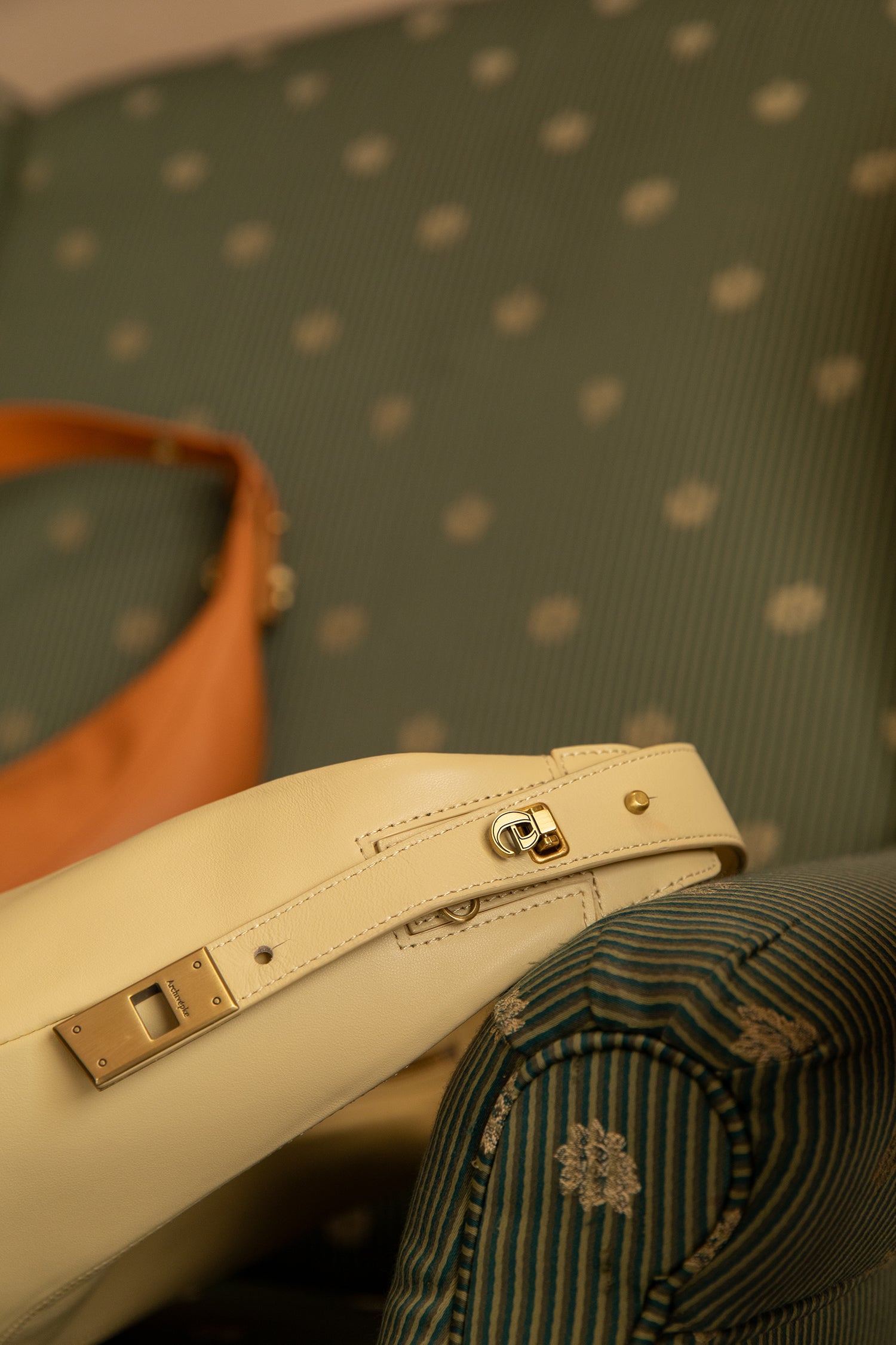 Clip hobo bag