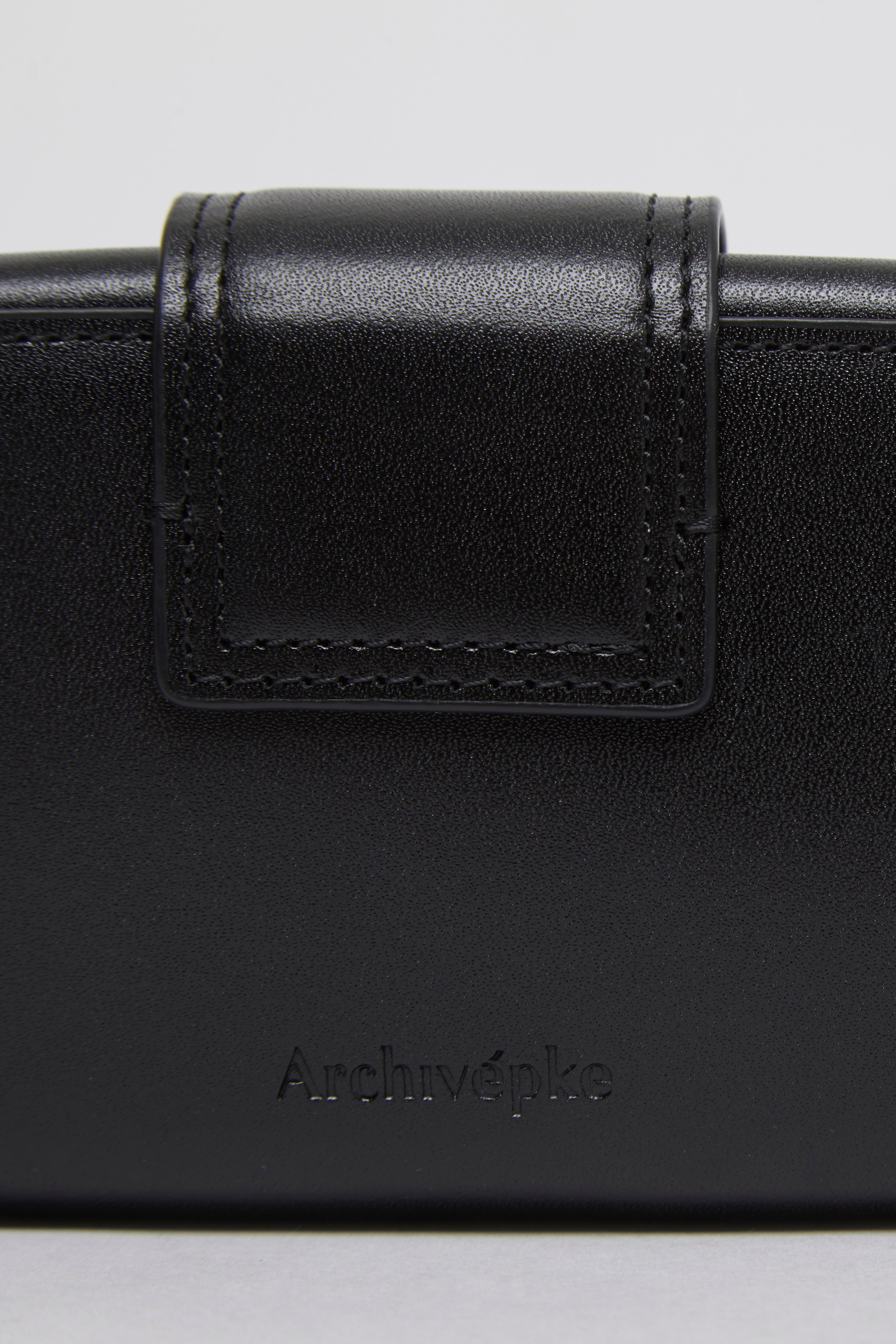 Egg lock wallet