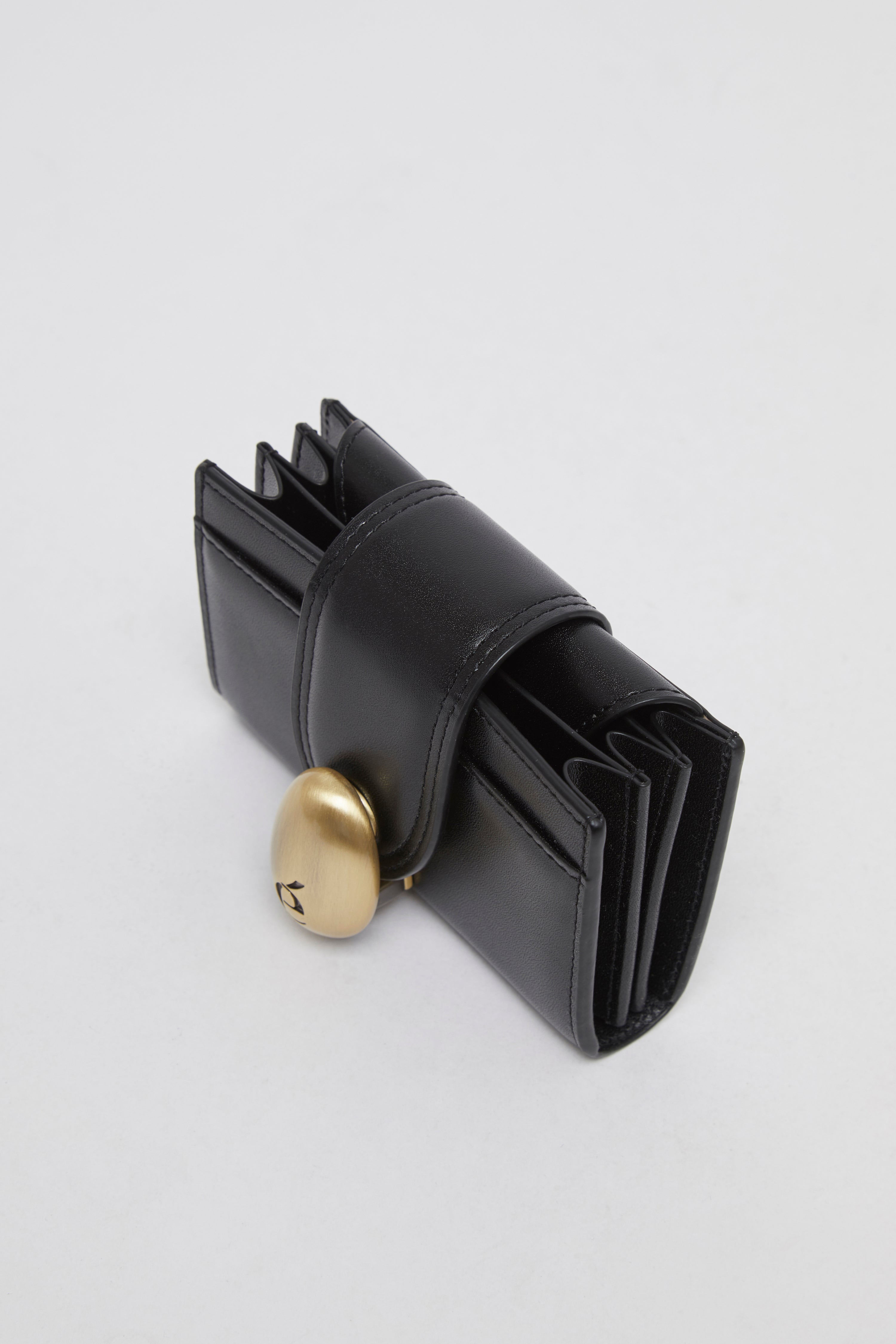 Egg lock wallet