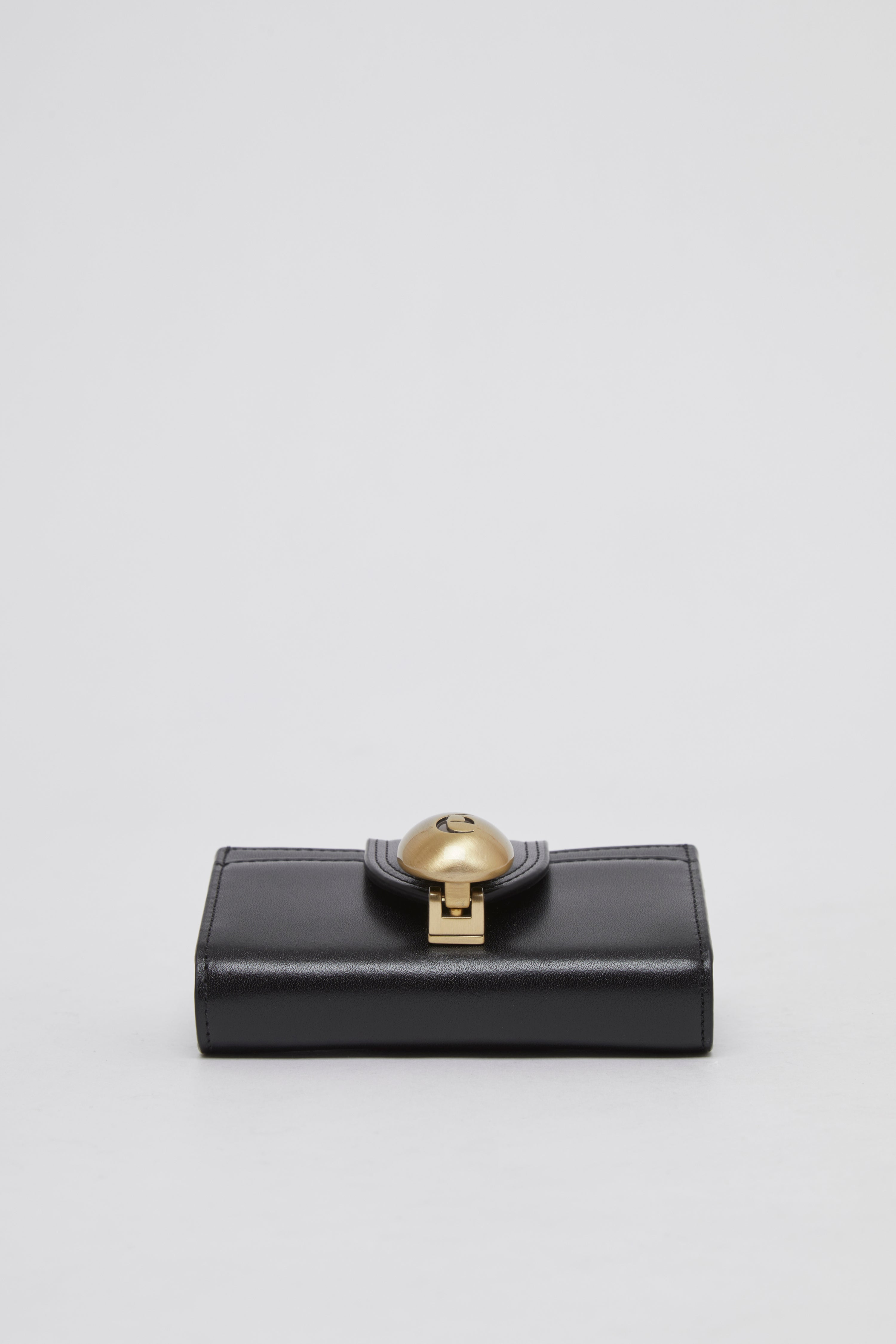 Egg lock wallet