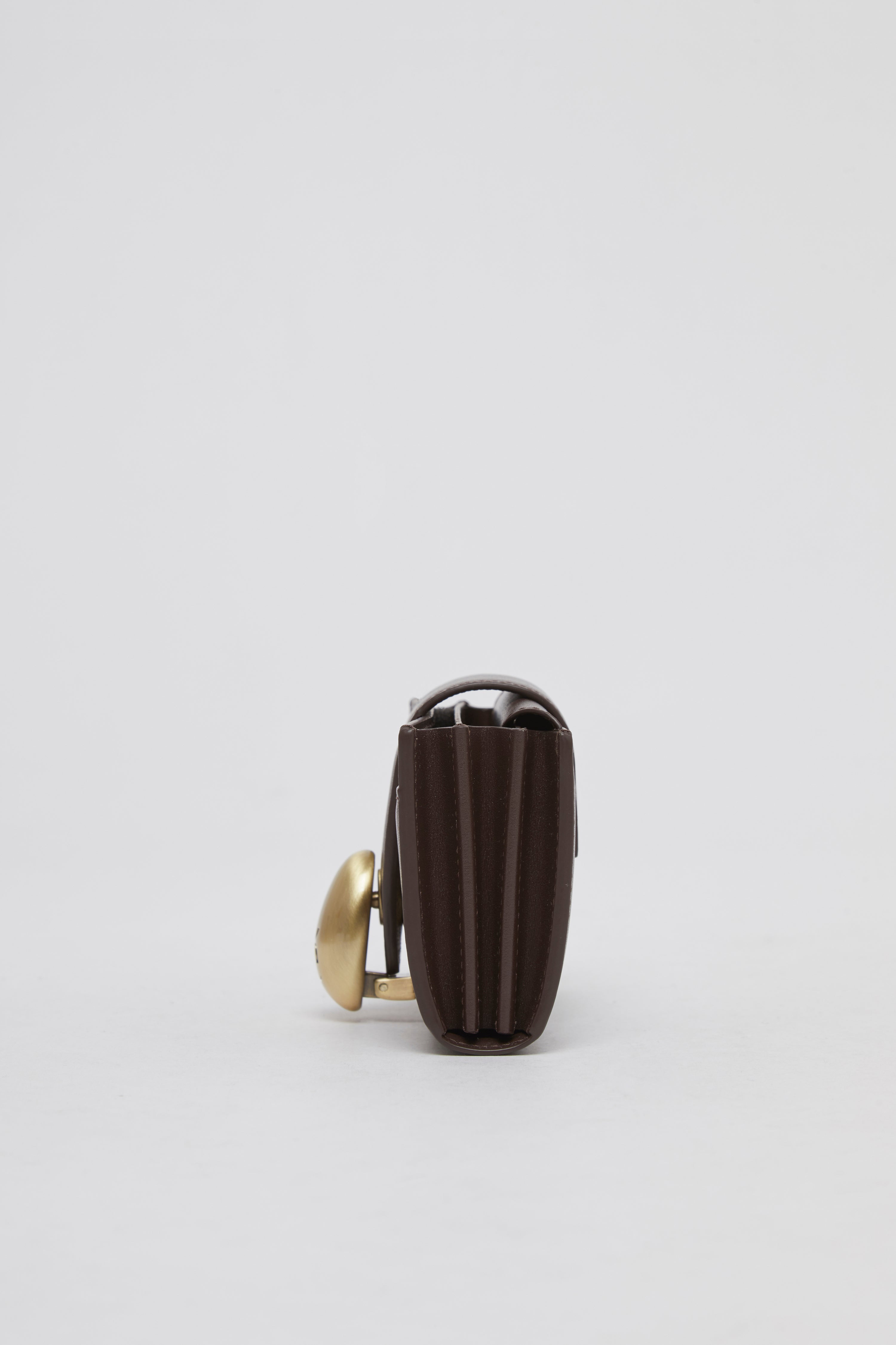 Egg lock wallet