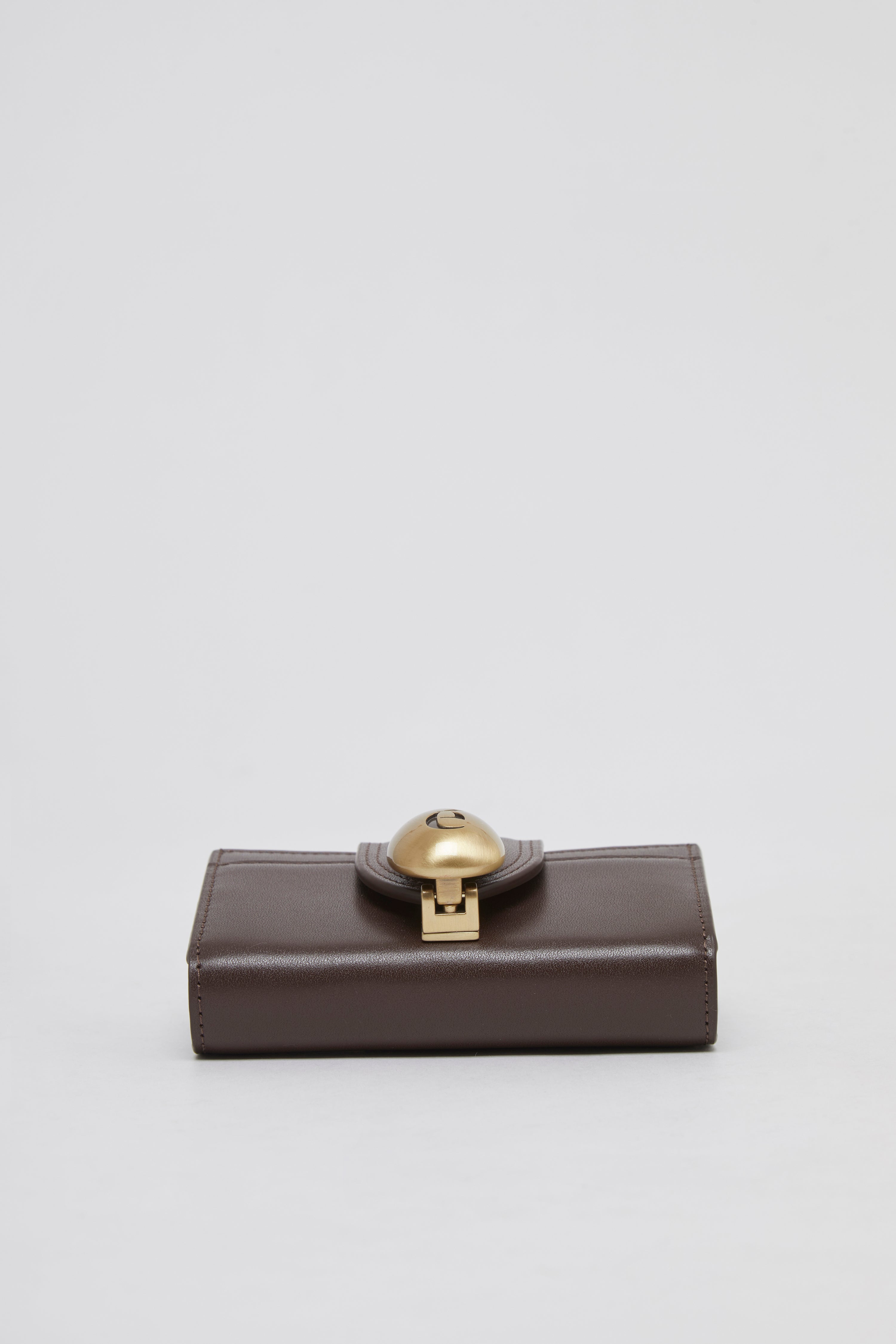 Egg lock wallet