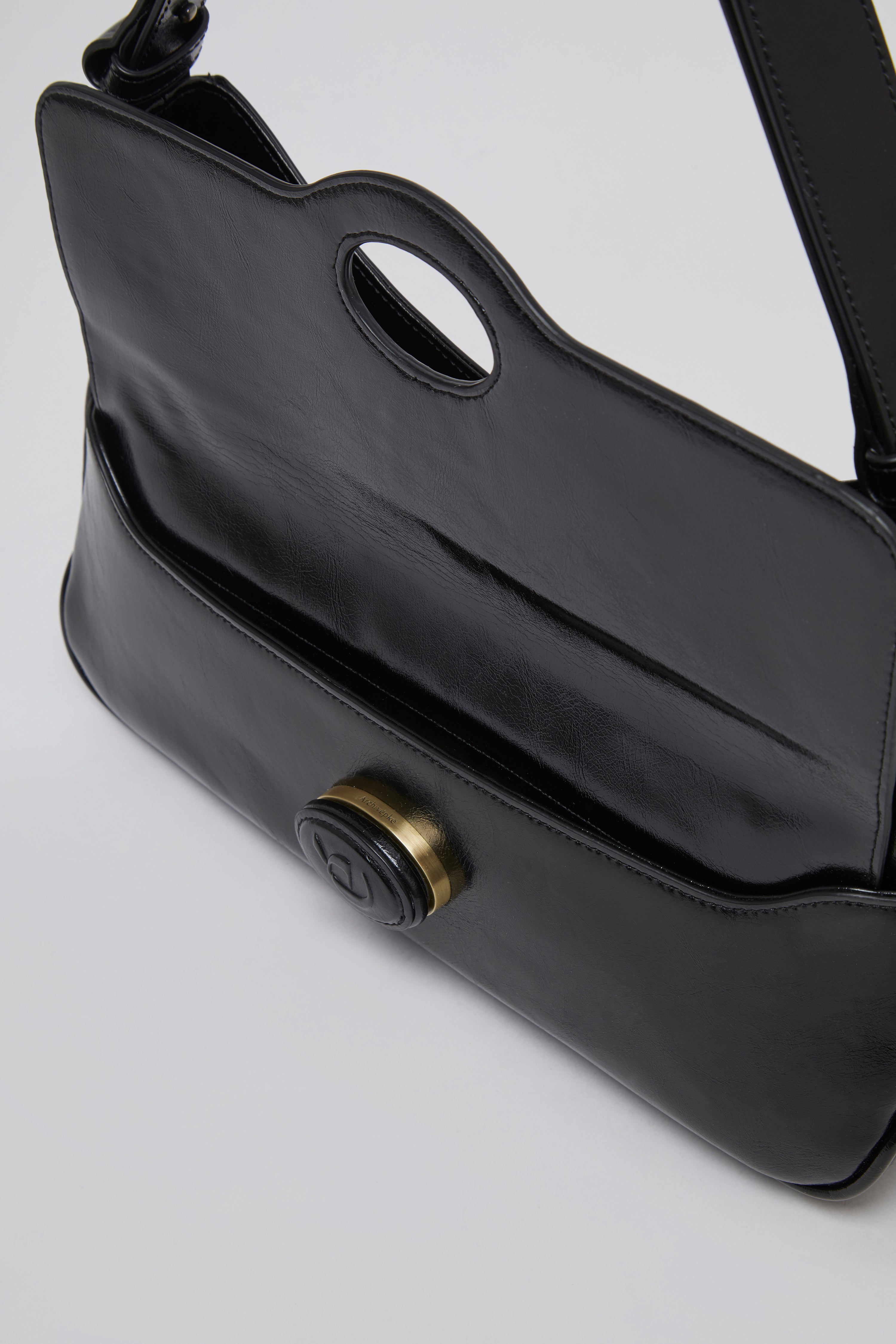 Oval room bag