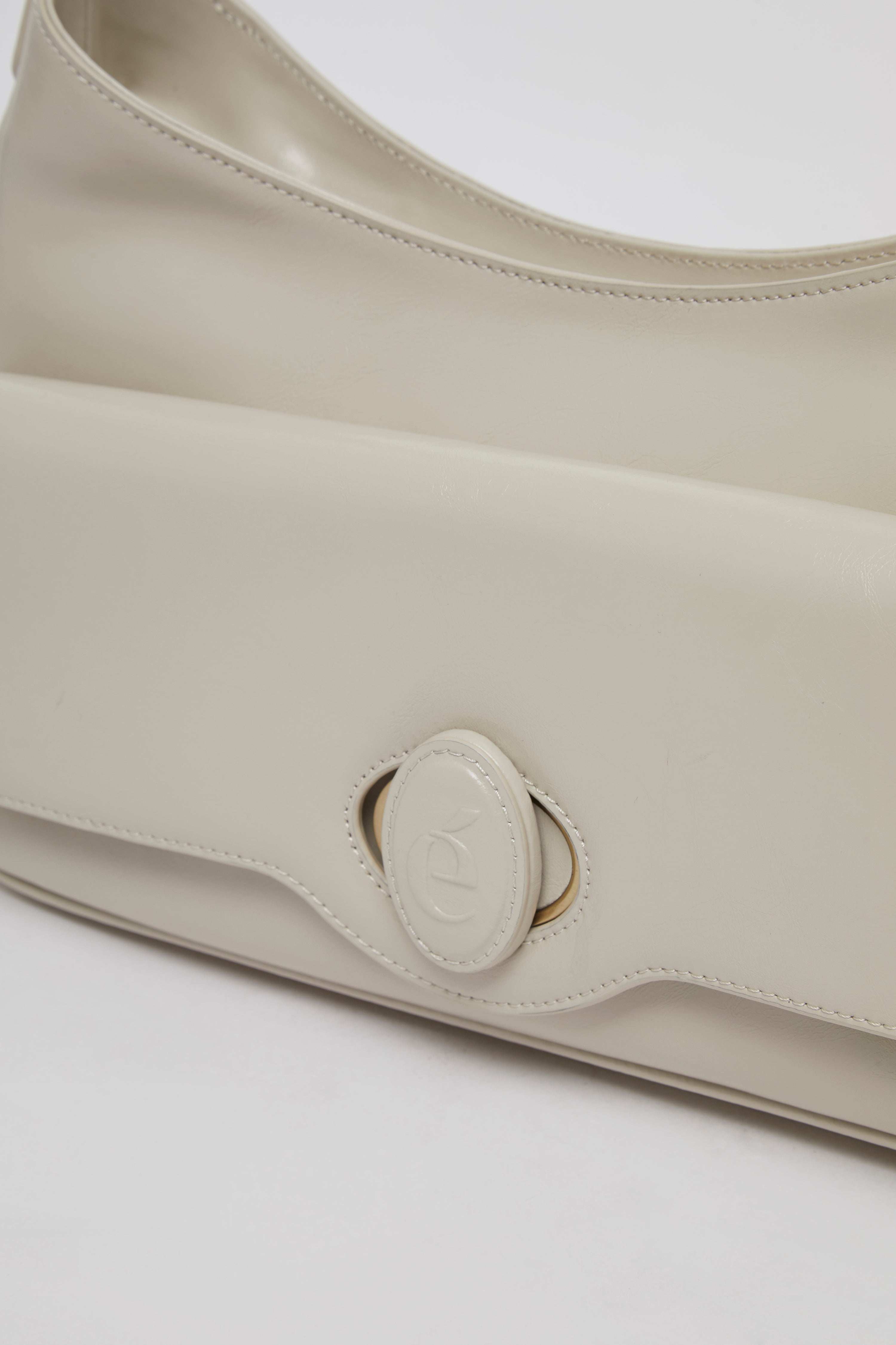 Oval room bag