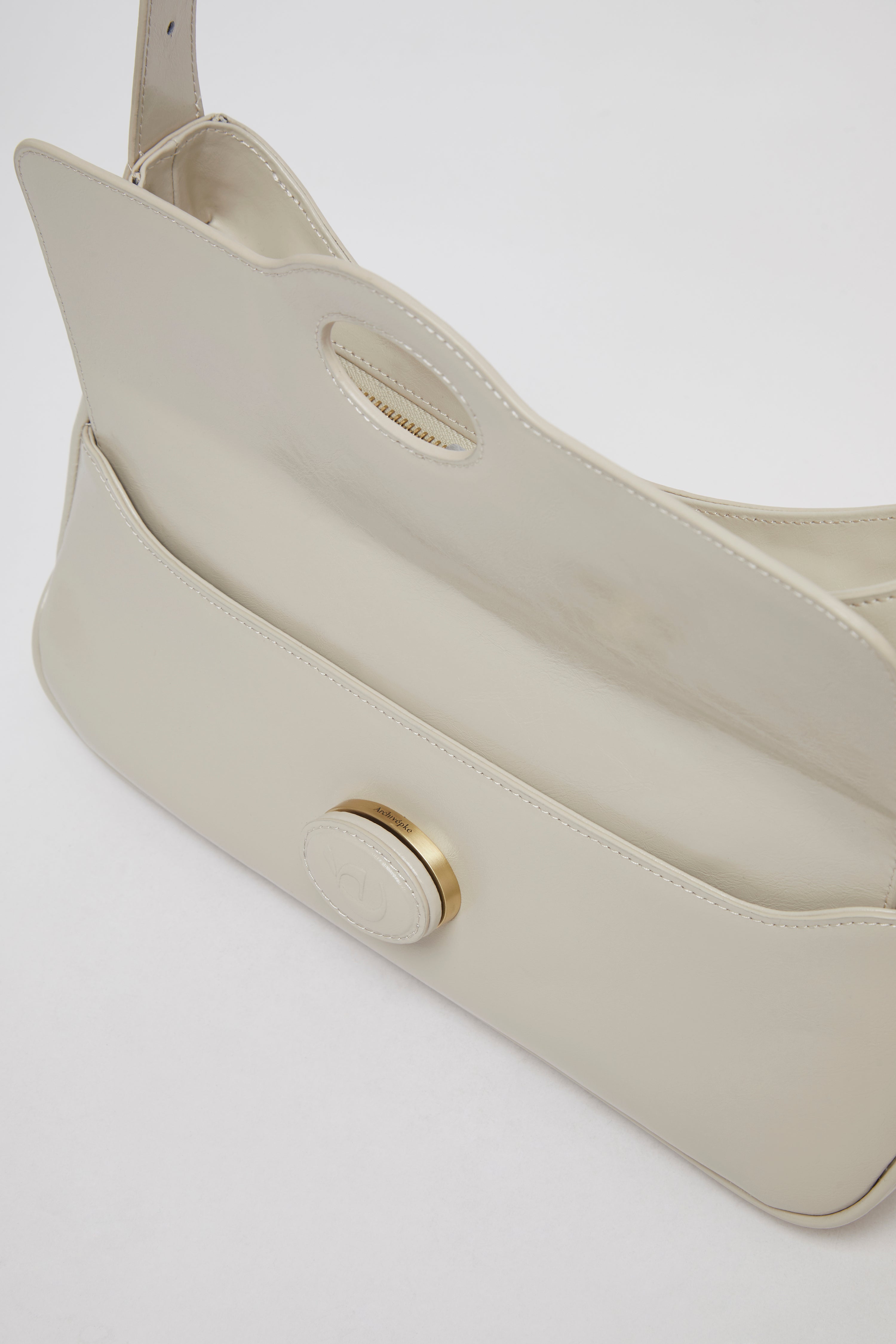 Oval room bag