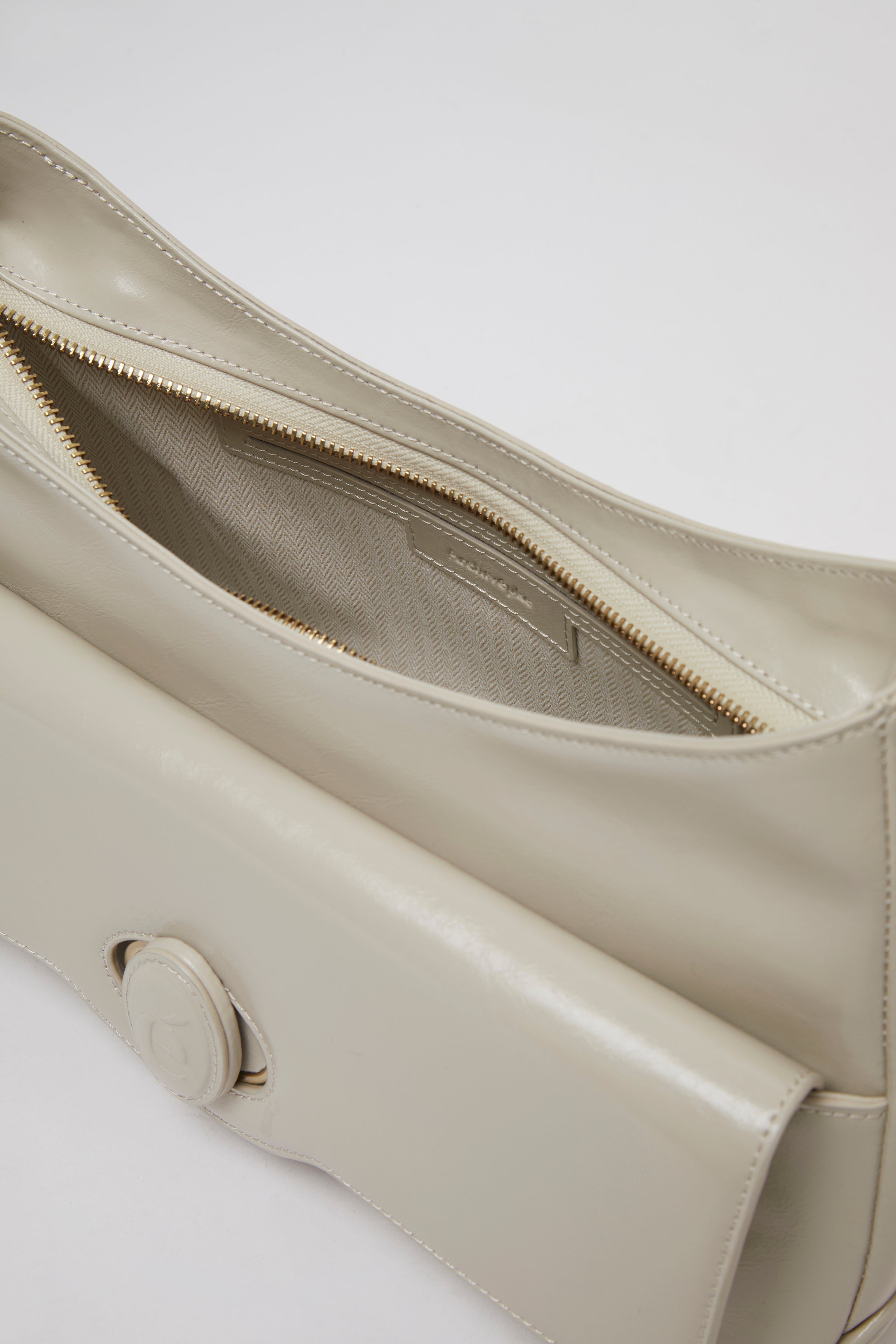 Oval room bag