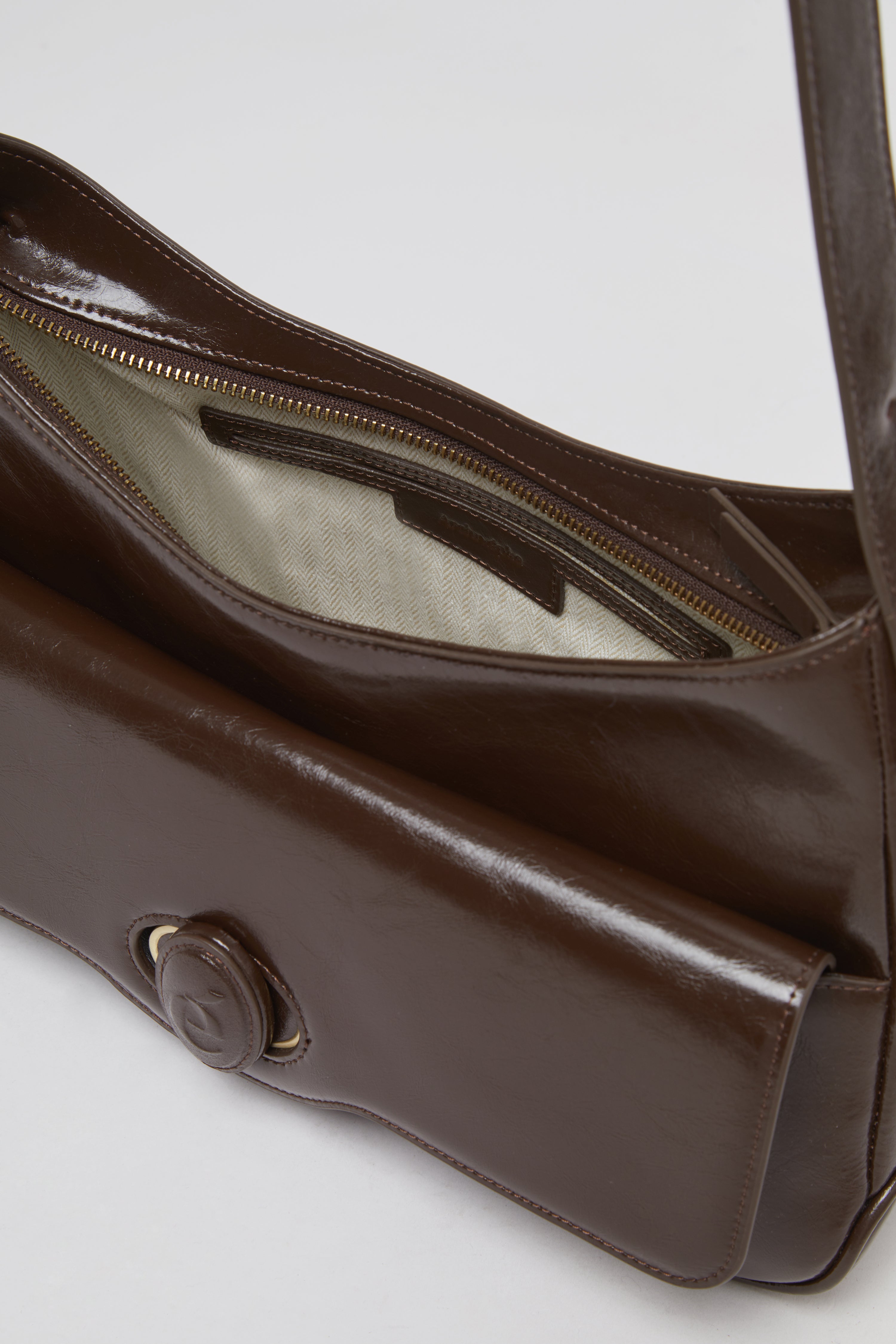 Oval room bag