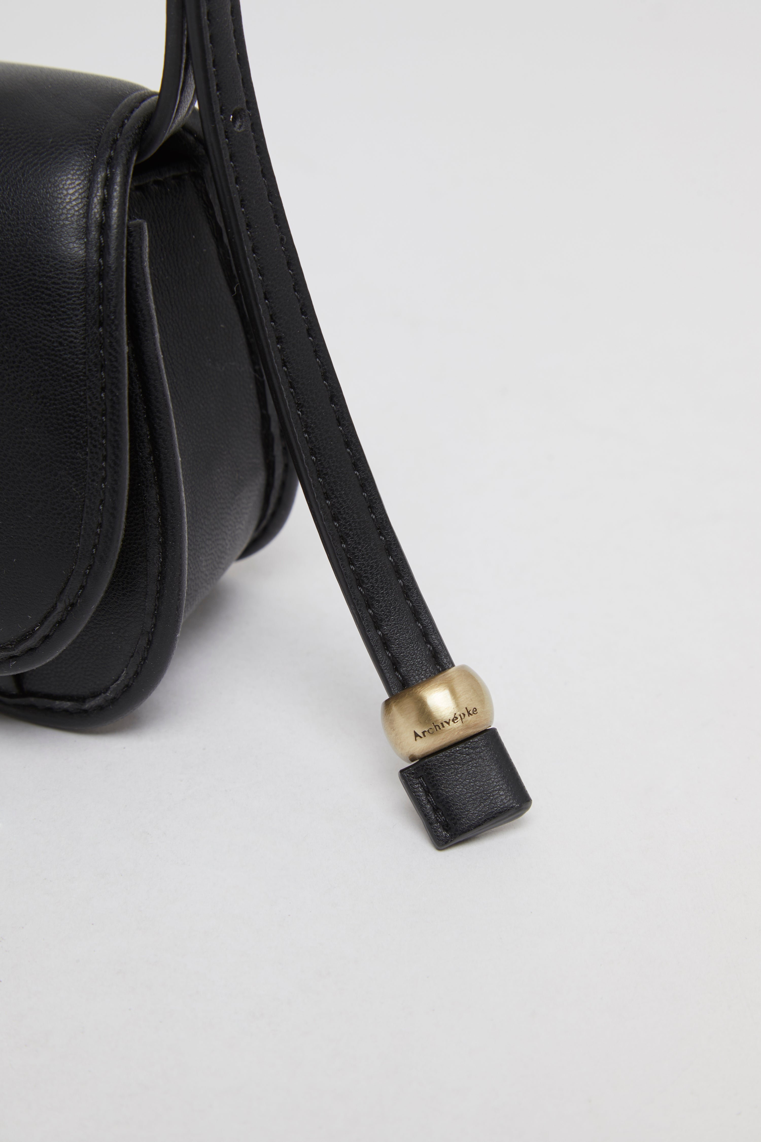 Egg wallet bag