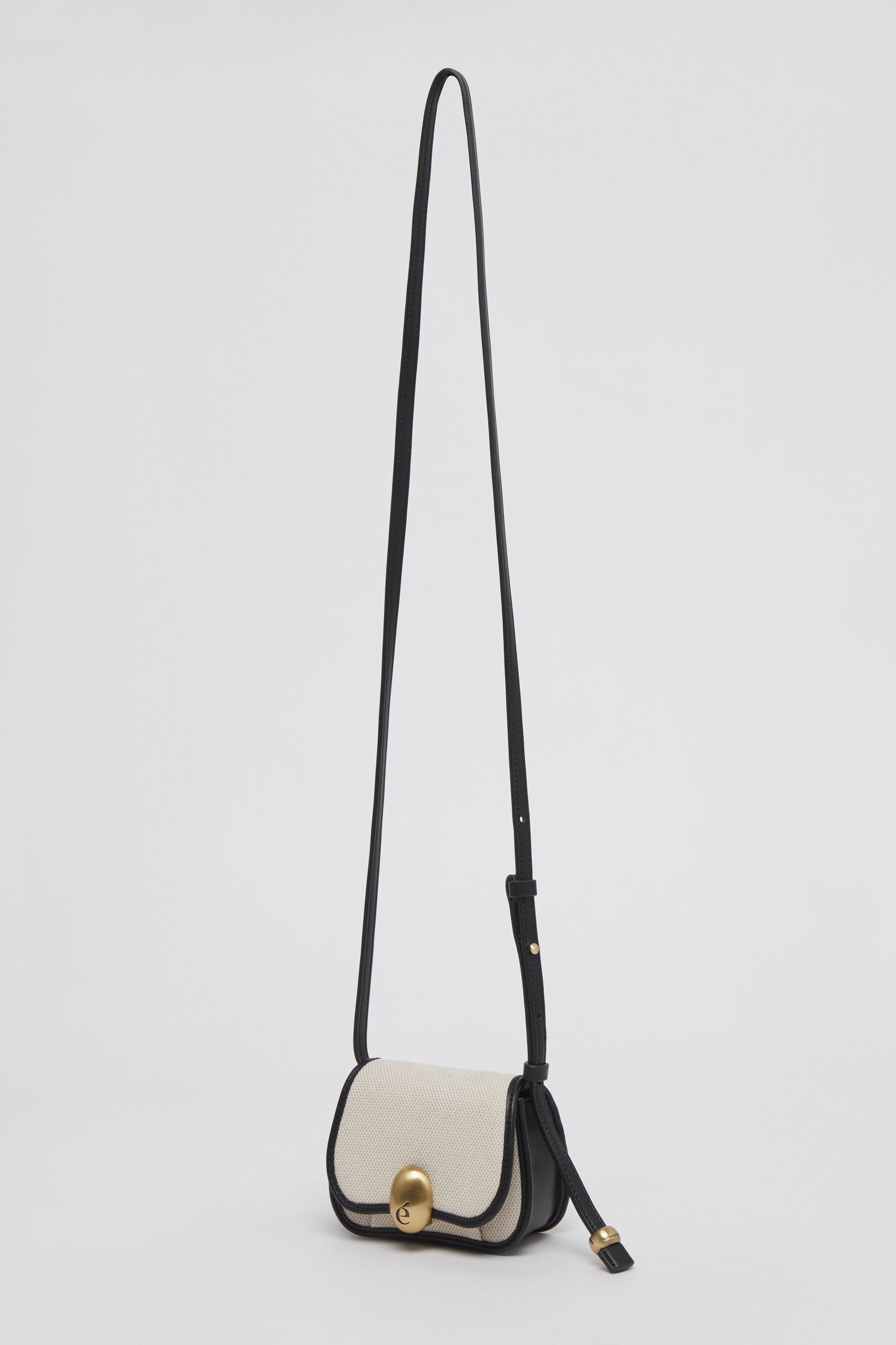 Egg wallet bag