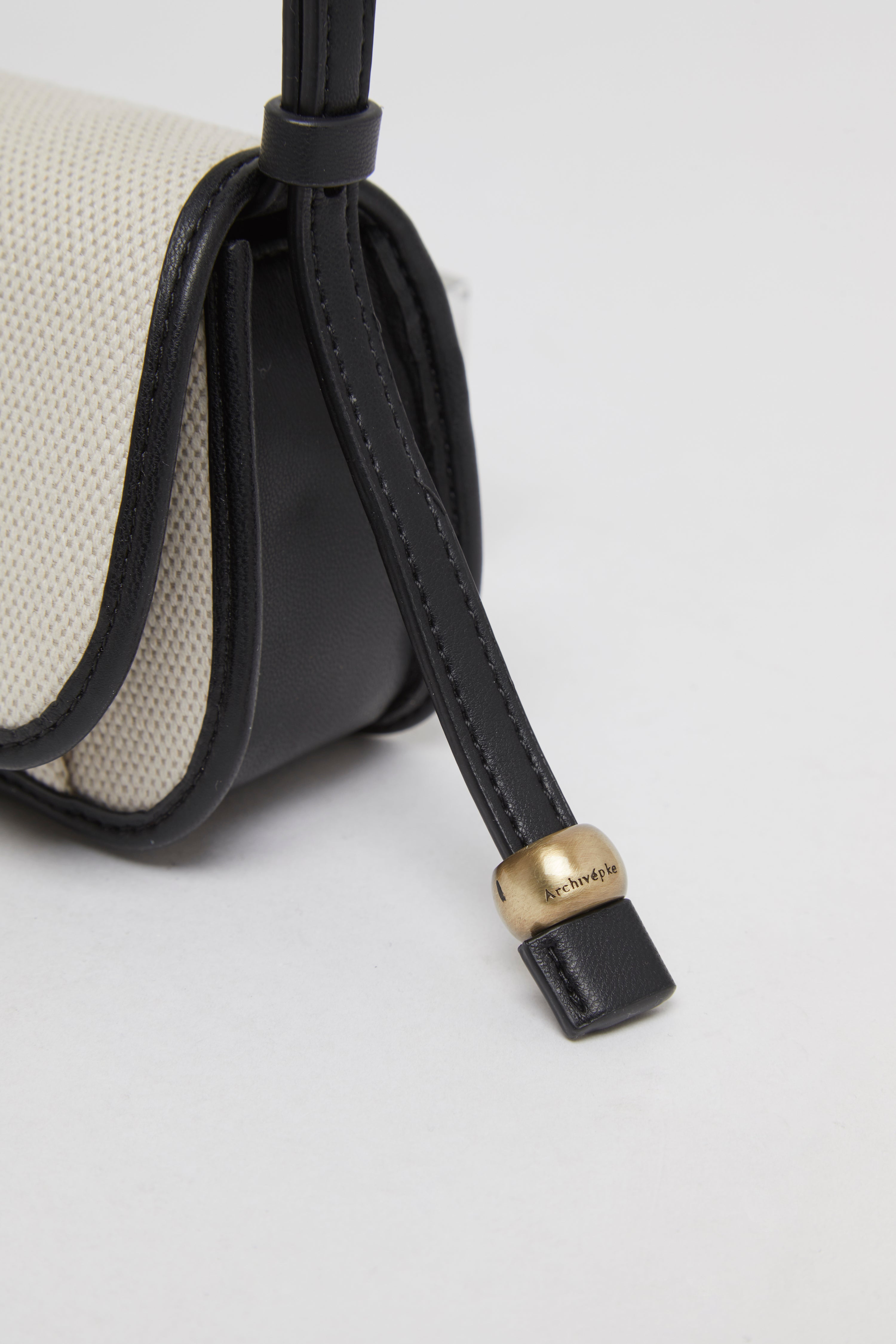 Egg wallet bag